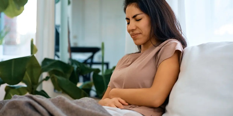 Imagem de uma mulher com dor abdominal