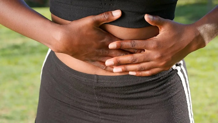 Barriga inchada: causas, autocuidados e alimentos