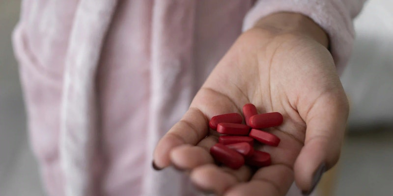 Imagem de uma pessoa tomando alektos.