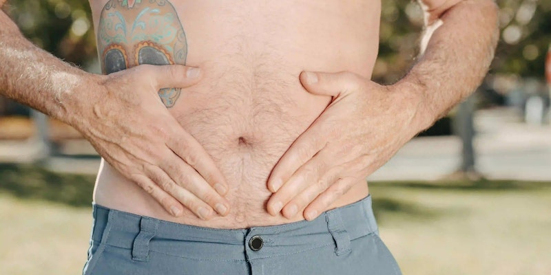 Imagem de uma pessoa com problemas intestinais, indicando o uso de Muvinlax.