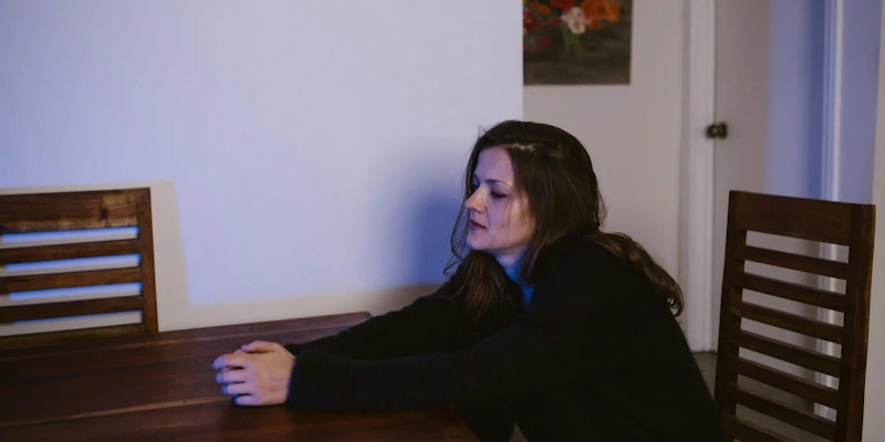 Imagem de uma mulher aparentando apresentar sintomas de depressão e um dos medicamentos recomendados é sertralina.