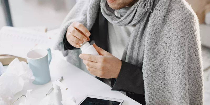 Imagem de um homem doente, indicando necessidade de uso do medicamento Kaloba.