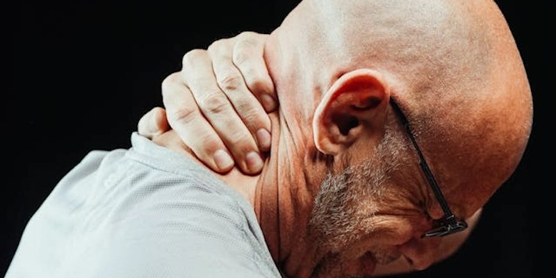 Imagem de uma pessoa com dor no pescoço.