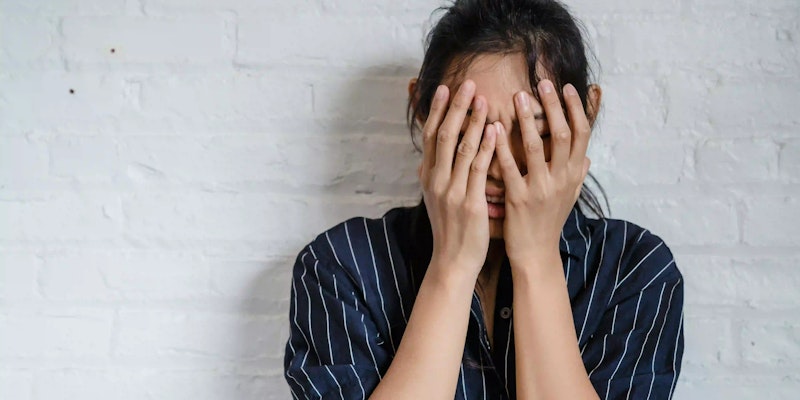 Imagem de uma pessoa com indícios de alteração de humor, havendo necessidade de uso de medicamentos como Depakene.