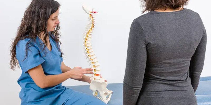 Imagem de uma médica orientando uma paciente sobre medula óssea.