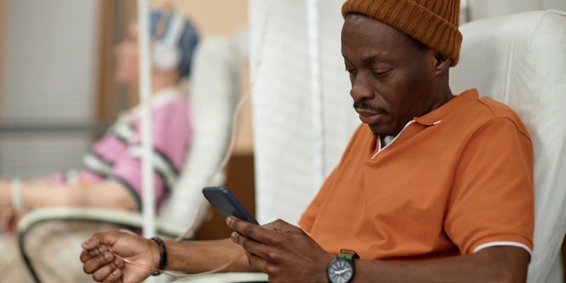 Imagem de uma pessoa fazendo quimioterapia.