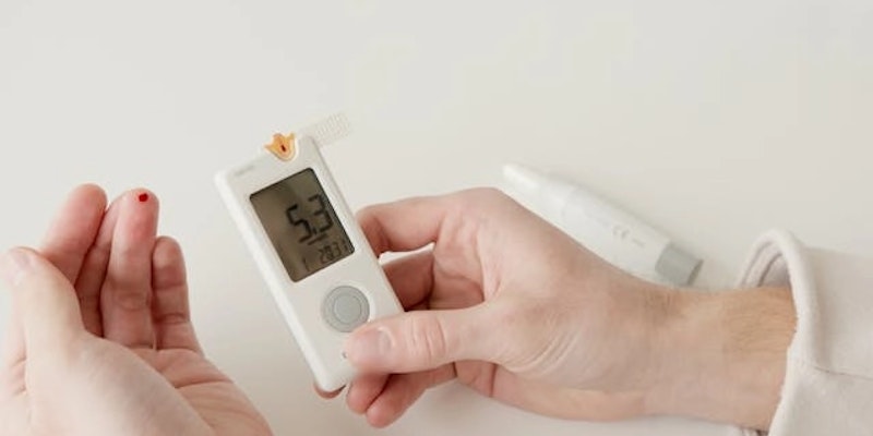 Imagem de uma pessoa medindo sua glicose.