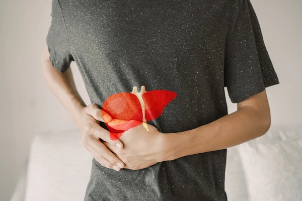 Imagem de homem com câncer no fígado.