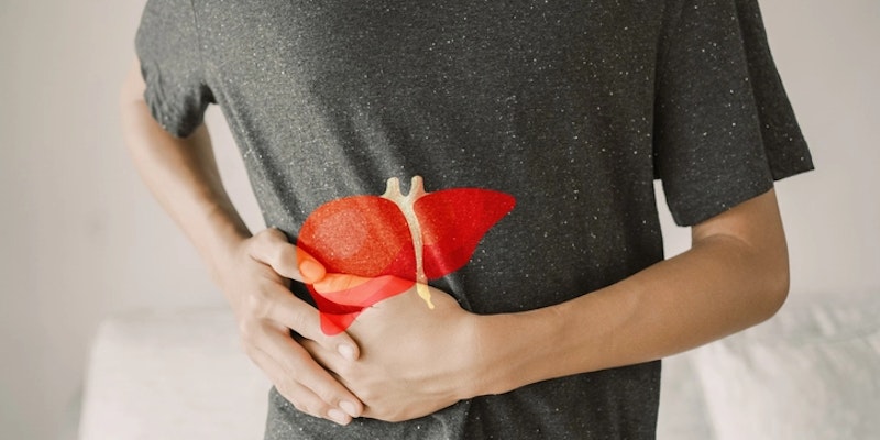 Imagem de homem com câncer no fígado.