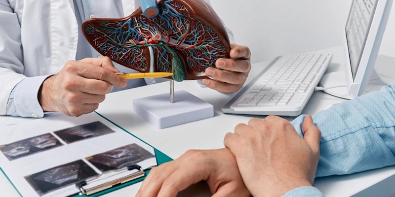 Imagem de médico explicando sobre hepatite medicamentosa.