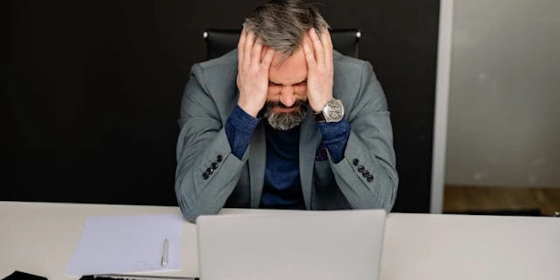 Imagem de homem com dificuldade de concentração.