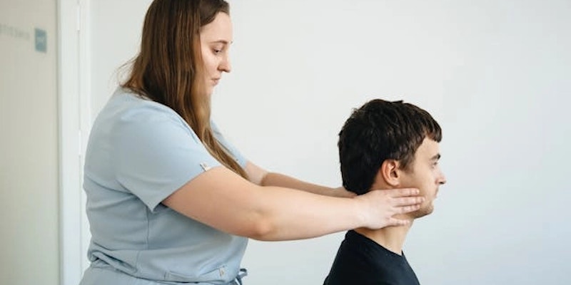 Imagem de um homem em uma sessão de fisioterapia.