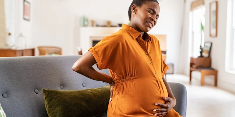 Imagem de uma mulher sentindo contrações.