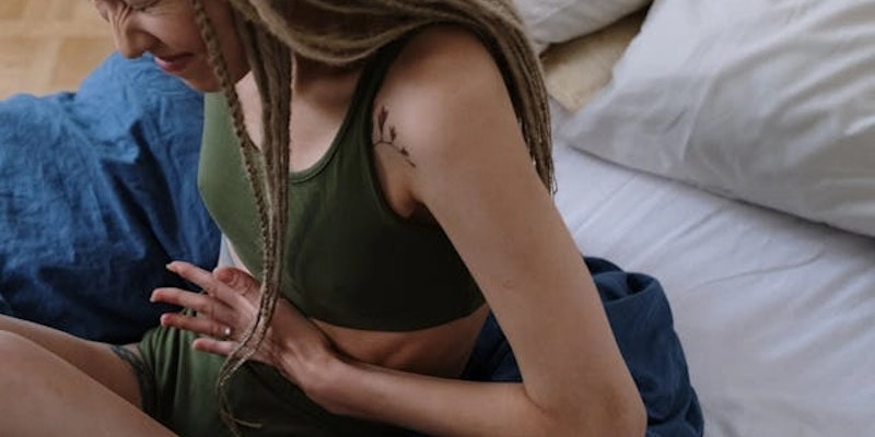 Imagem de mulher com dor após relação sexual (dispareunia).