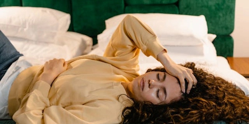 Imagem de uma mulher com cólica, indicando necessidade de utilização do medicamento Buscopan Composto.