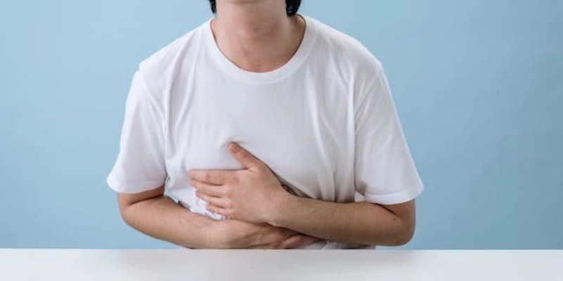 Imagem de uma pessoa com dor no estomago, indicando necessidade de uso de pantoprazol.