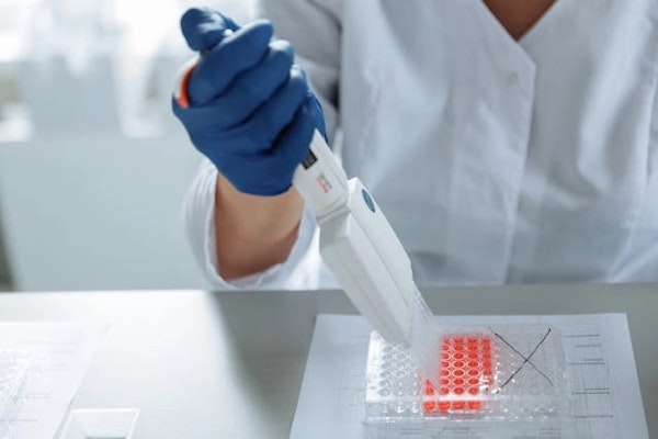 Imagem de uma pessoa pesquisando sobre síndromes genéticas que afetam o sangue.