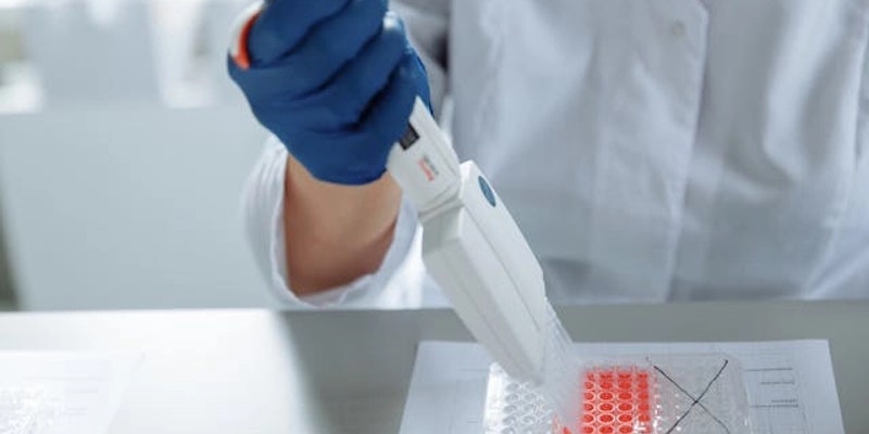 Imagem de uma pessoa pesquisando sobre síndromes genéticas que afetam o sangue.