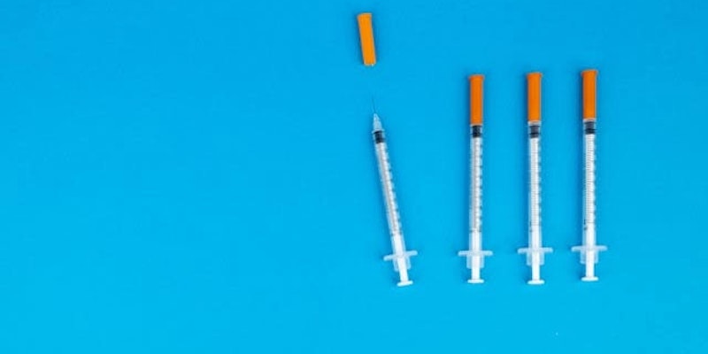 Seringas sobre fundo azul, representando o alerta sobre caneta emagrecedora contrabandeada e os riscos do uso de medicamentos injetáveis sem procedência.