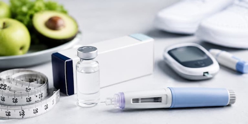 Caneta de semaglutida ao lado de alimentos saudáveis, fita métrica e medidor de glicose, com o uso do medicamento no controle do diabetes tipo 2 e no manejo do peso corporal.