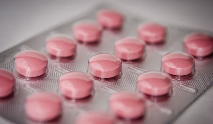 Cartela com comprimidos rosados de Decadron.