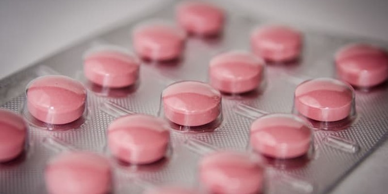 Cartela com comprimidos rosados de Decadron.
