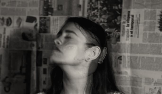 para-que-serve-olanzapina (2) Mulher com efeito visual de dupla exposição no rosto, com sensação de confusão mental e alterações na percepção.
