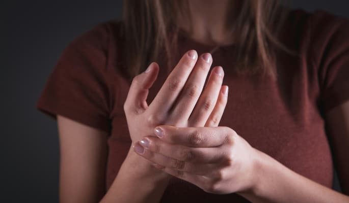 meloxicam-para-que-serve Imagem gratuita da Unsplash de Sasun Bughdaryan com pessoa segurando o punho com sinal de dor ou desconforto nas mãos.