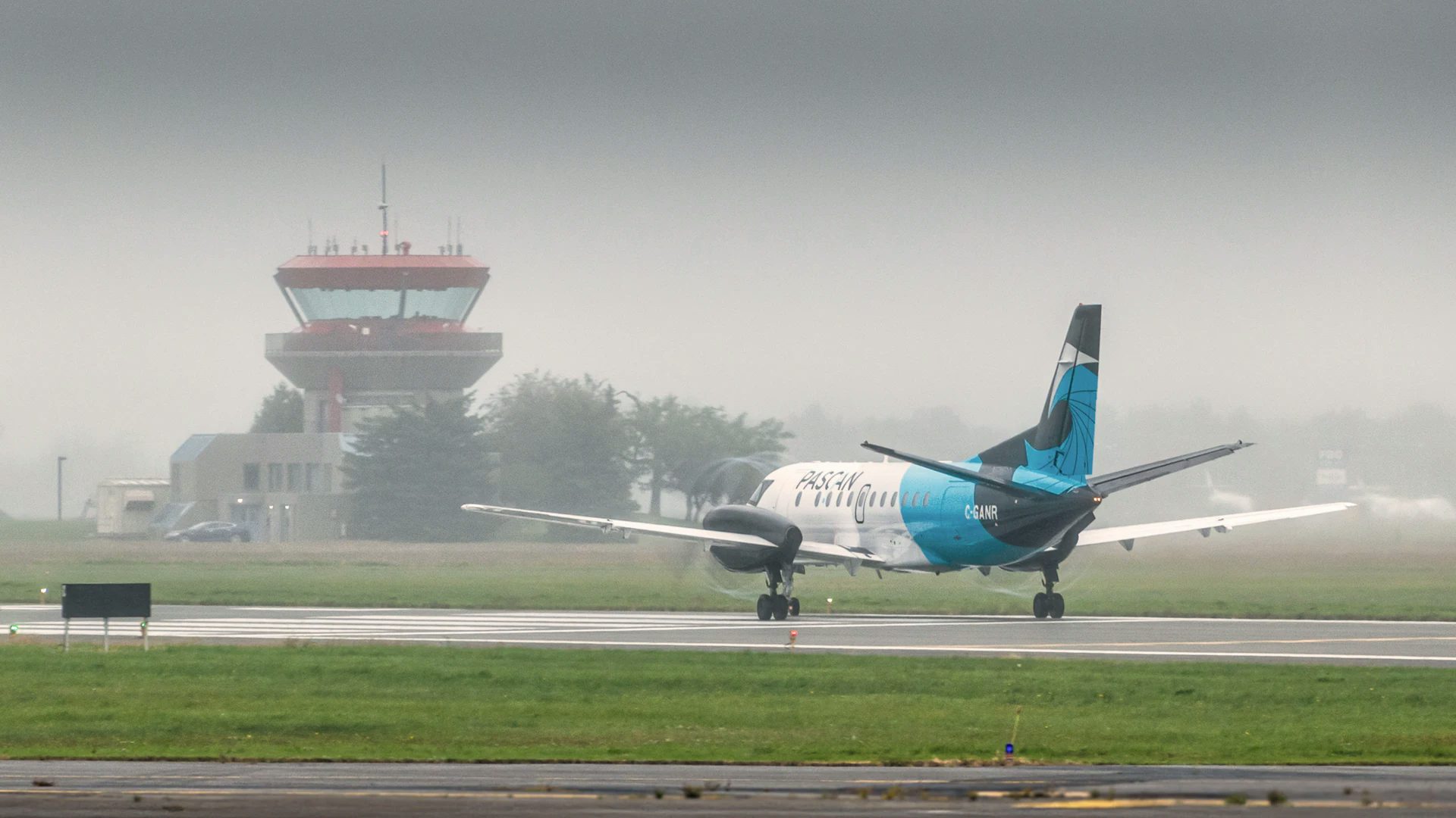 Saab 340 de Pascan Aviation devant la tour de contrôle du MET