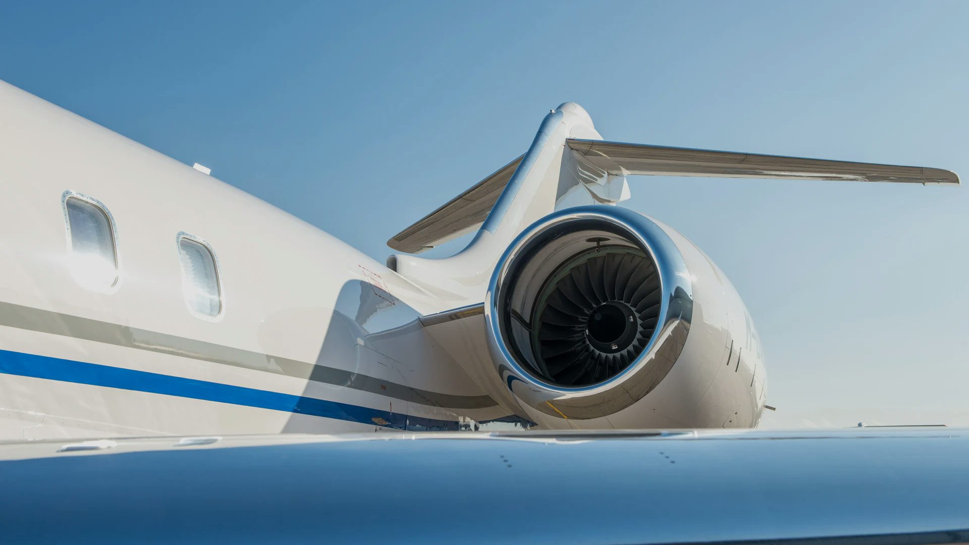 Gros plan sur le moteur d'un avion en vol