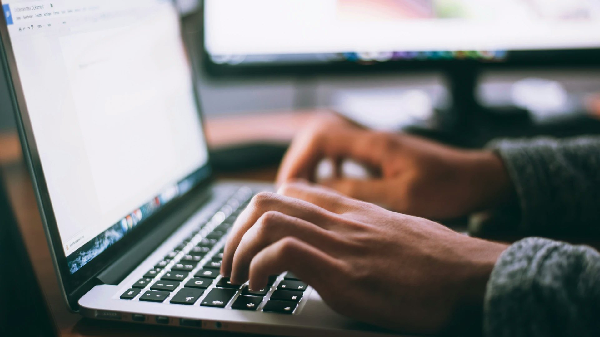 Gros plan sur des mains tapant sur un clavier d'ordinateur