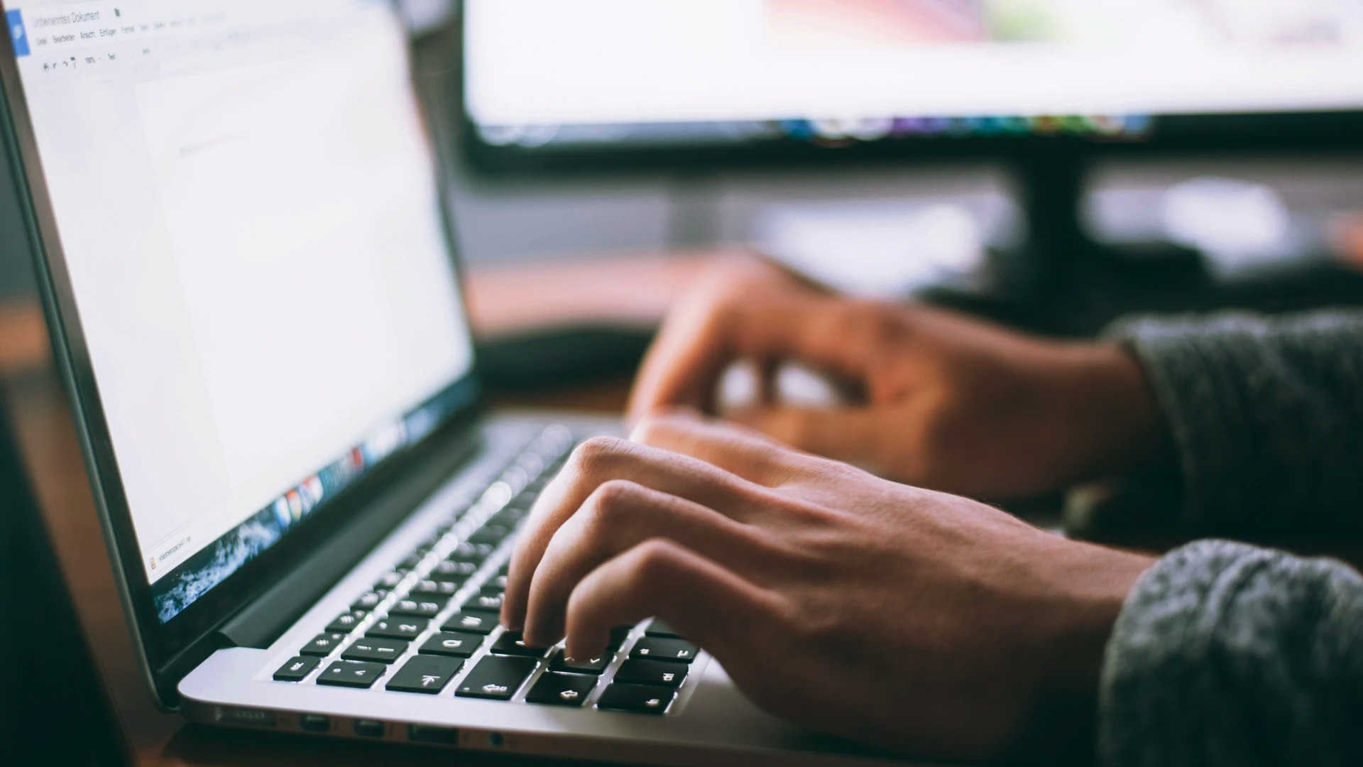 Gros plan sur des mains tapant sur un clavier d'ordinateur
