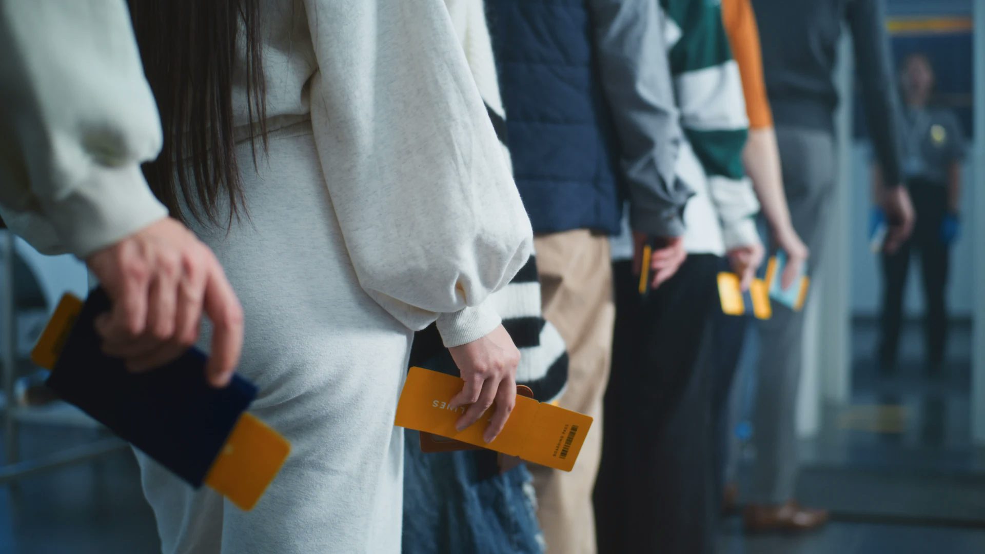 Plan rapproché des voyageurs ayant en main leurs cartes d'embarquement