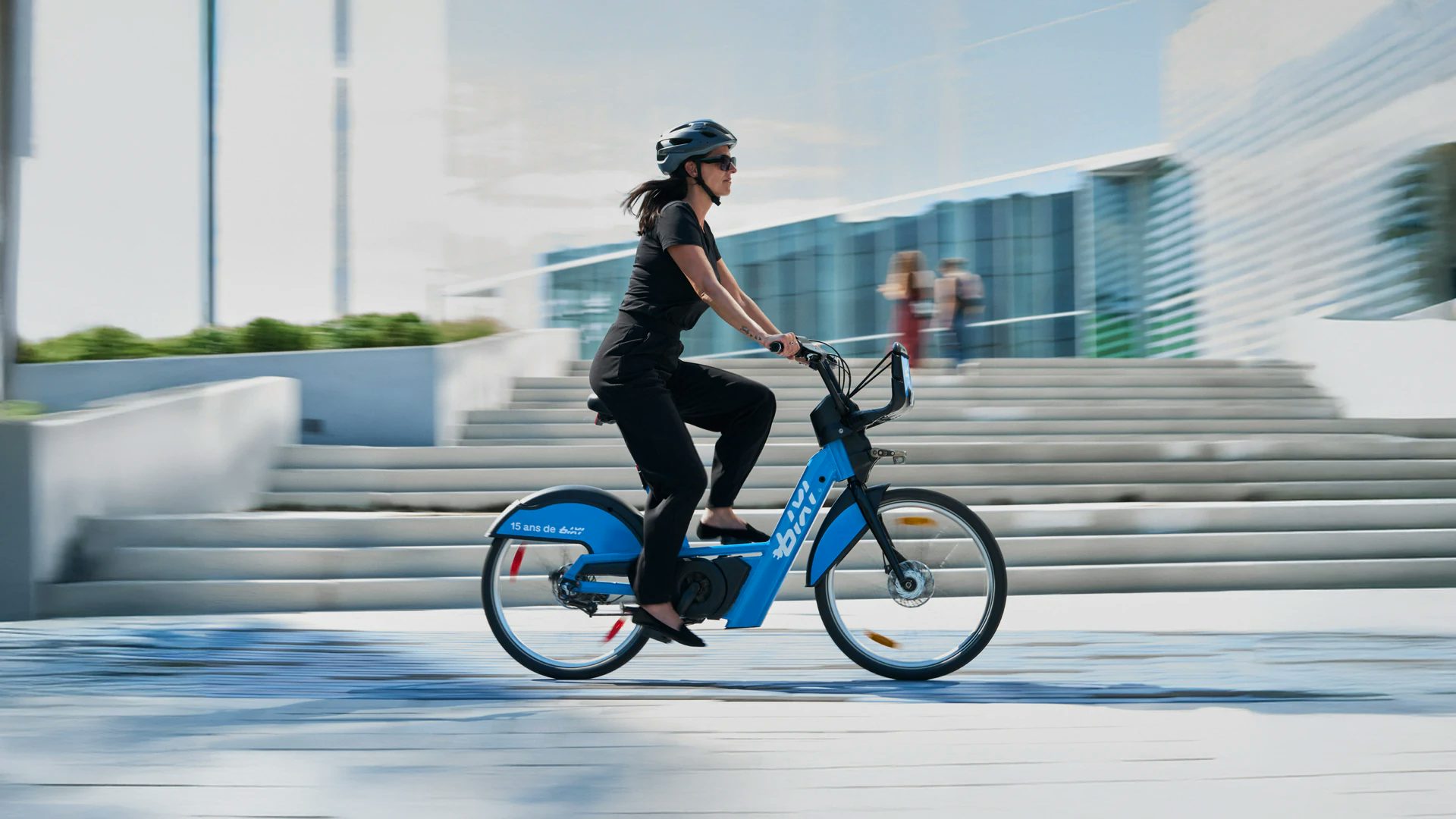 Femme en Bixi (vélo) sur la route