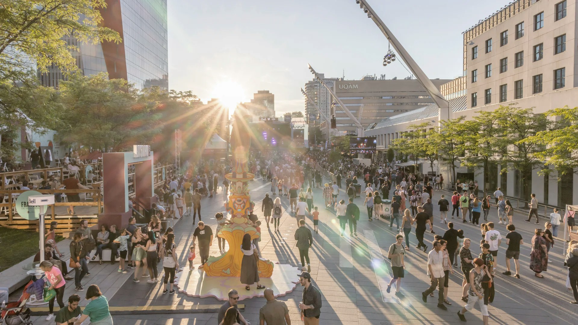 Place des arts en été au centre-ville de Montréal
