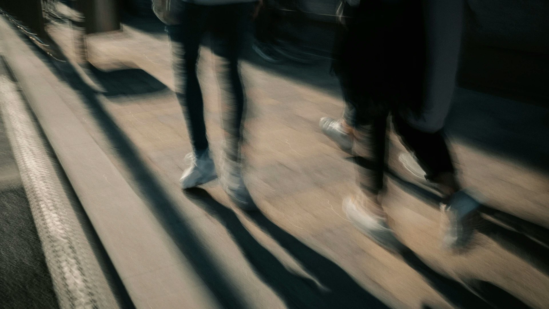 Silouhettes de voyageurs qui marchent vite
