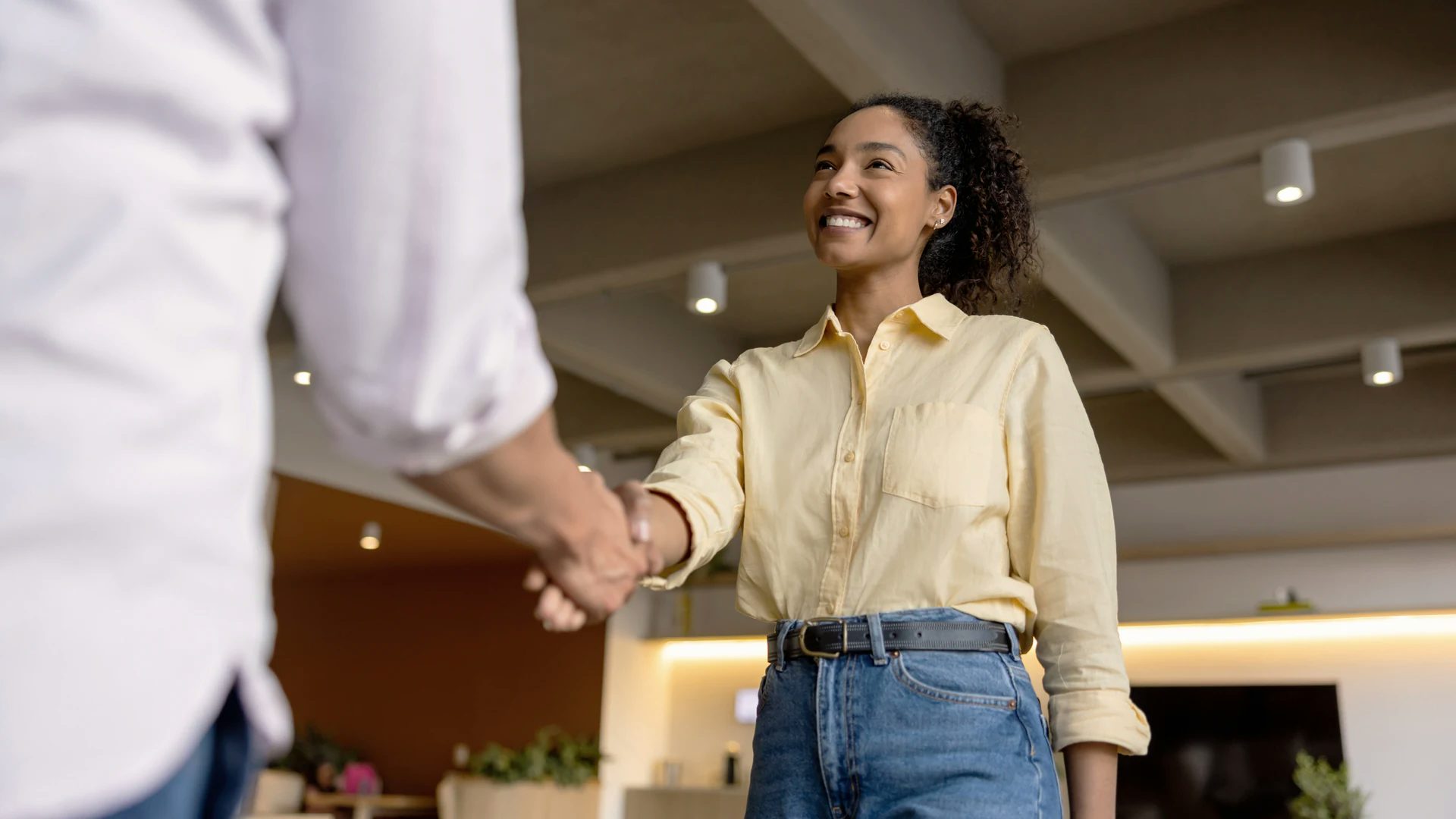 Poignée de main jeune femme professionnelle