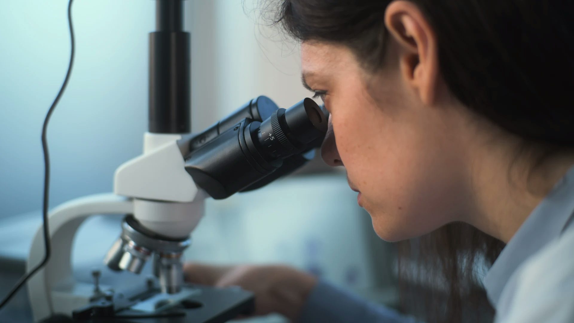Scientifique au microscope