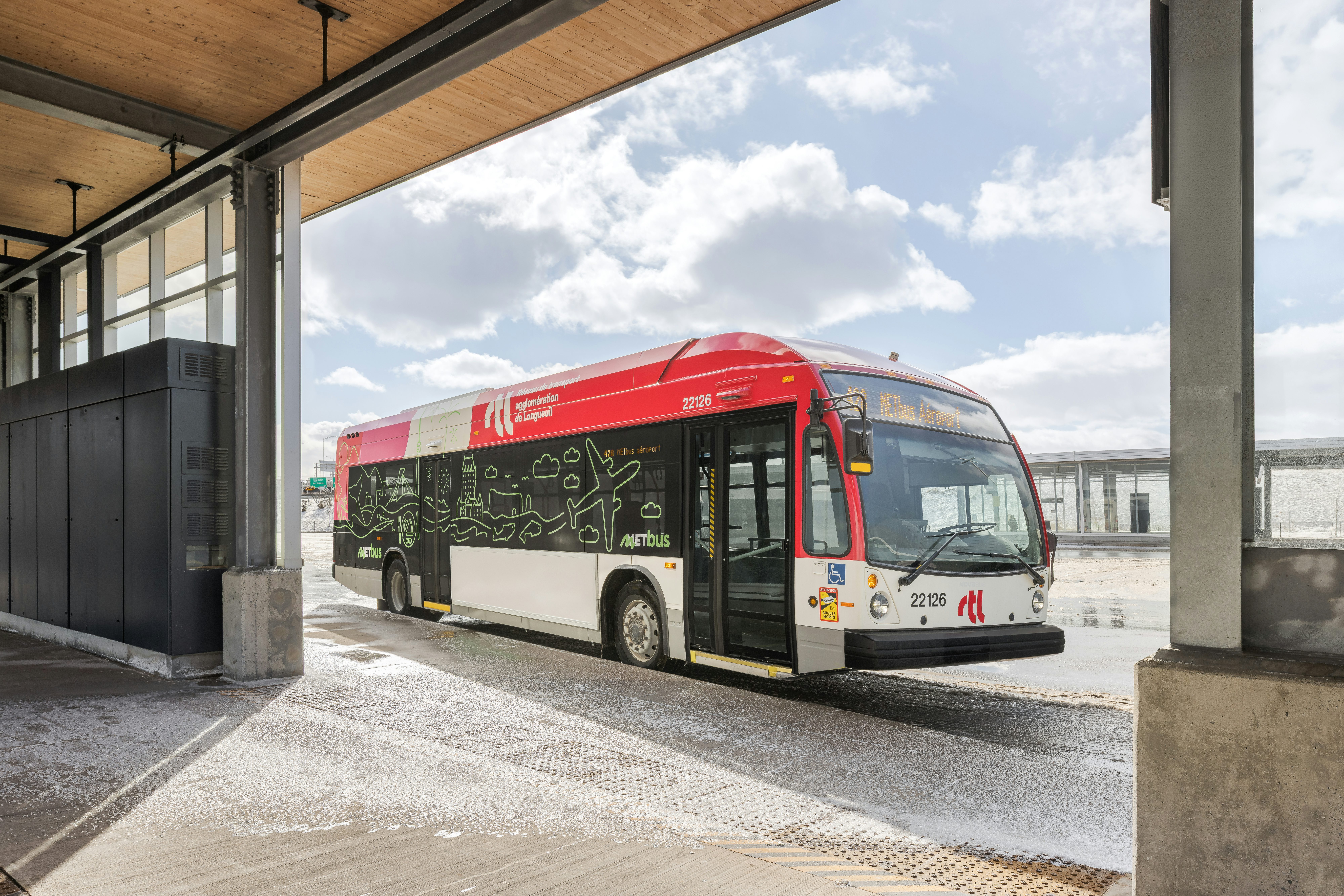 Autobus METbus à l’arrêt devant le terminal du MET