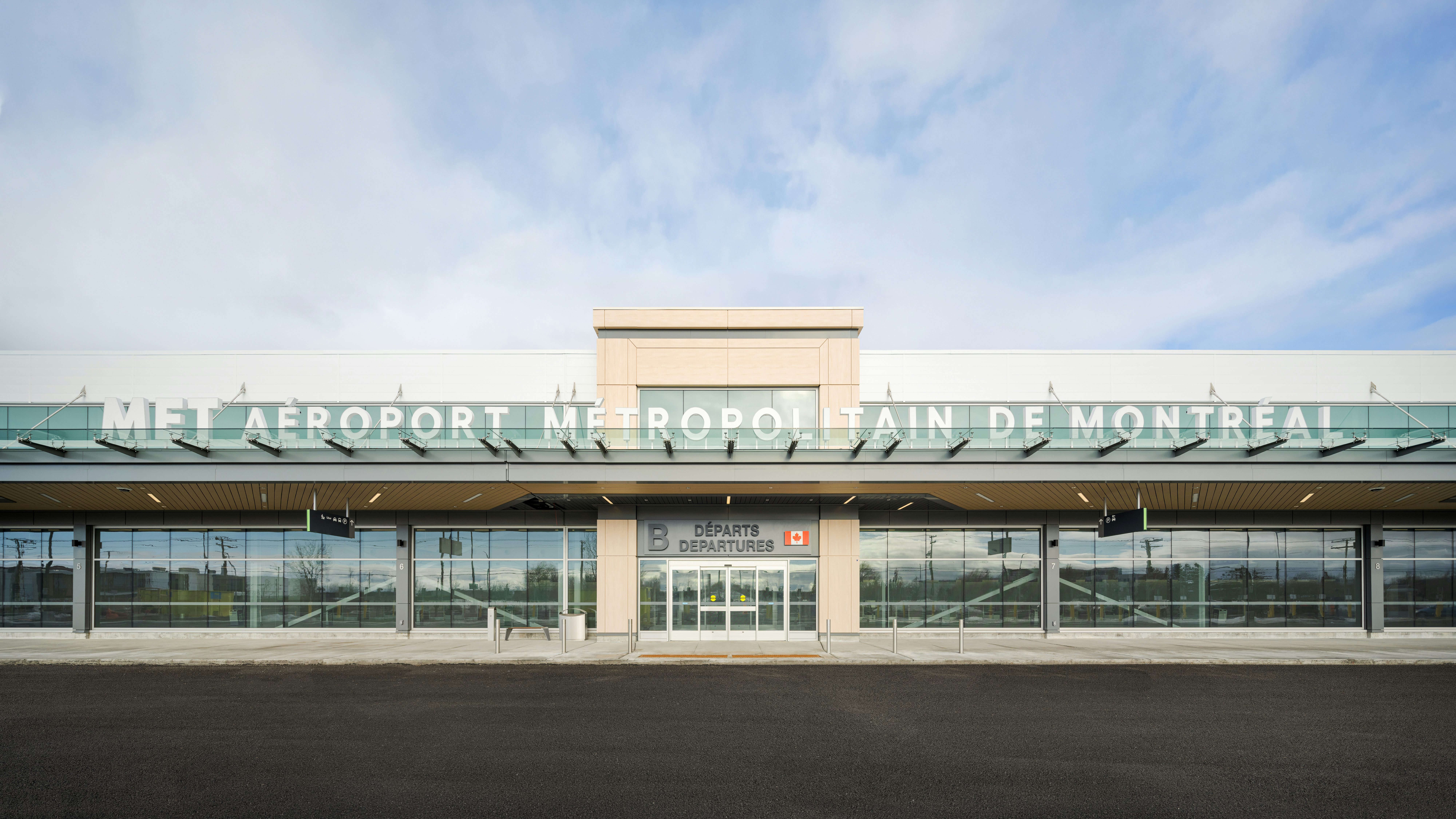 Façade du terminal du MET – Aéroport métropolitain de Montréal avec entrée des départs
