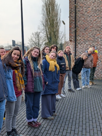 Mensen in een rij die naar de camera kijken.