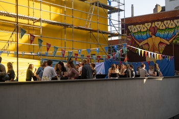 Een grote groep mensen die drinken in een sociale omgeving.