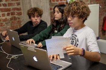 Jongeren die elk achter een laptop zitten