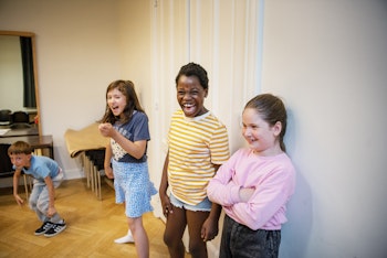de 4 kinderen op de foto zijn aan het lachen