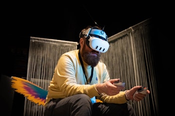 Man speelt spel met VR bril