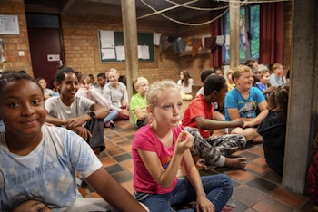 Verschillende kinderen nemen deel aan jeugdwerk