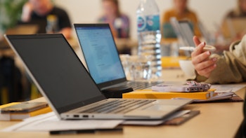 Opleiding marketing wordt op laptop gevolgd