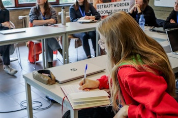Persoon volgt aandachtig de basisopleiding Communicatie