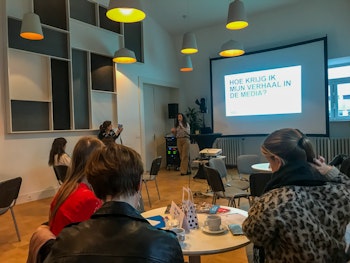 Vrouw begeleidt perslunch voor jeugdwerkers