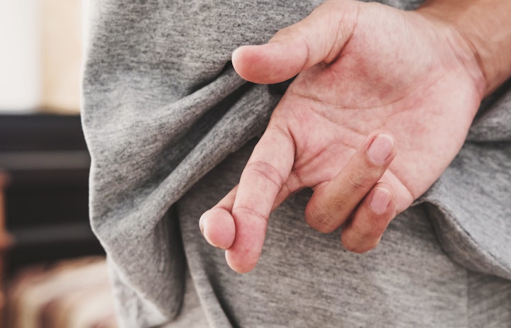 foto van hand met gekruiste vingers